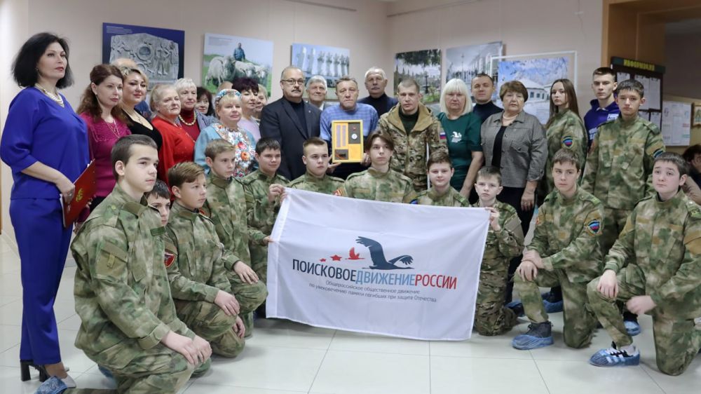 В Антрацитовском историческом музее прошла церемония передачи медальонной капсулы с расшифрованным вкладышем воина Красной армии родственникам погибшего
