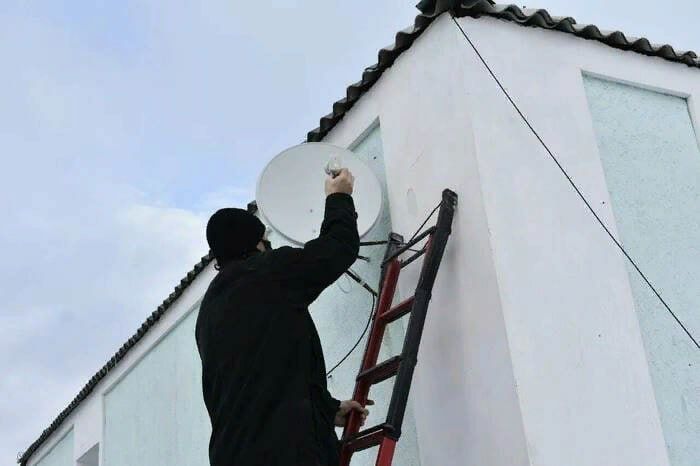 ЛНР. Жителям Луганской Народной Республики установили более 60 тыс. комплектов бесплатного телевизионного спутникового...