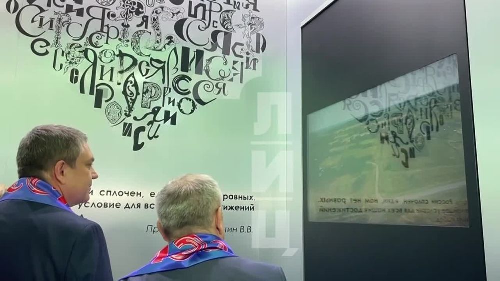 Глава Луганской Народной Республики Леонид Пасечник, первый заместитель председателя Правительства Юрий Говтвин и...