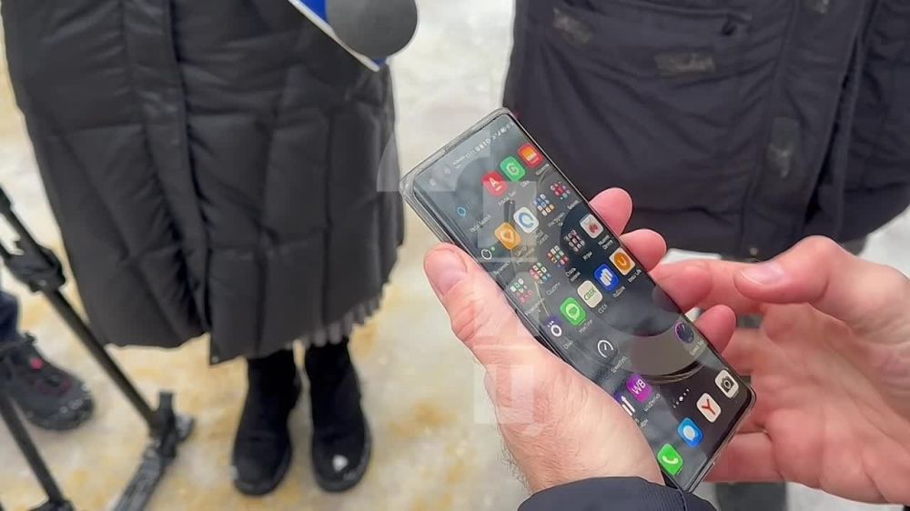 ЛИЦ вместе с министром цифрового развития, связи и массовых коммуникаций Республики Андреем Ершовым протестировали скорость мобильного интернета от МКС в Луганске