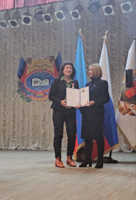 Наталия Пащенко: Министр здравоохранения ЛНР наградила врачей Республики за добросовестный труд