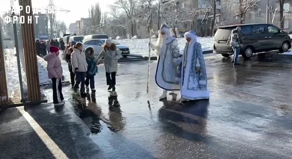 Анна Еременко, РУК РИК Народного Фронта ЛНР и Василий Леонов, депутат Народного Совета ЛНР, в костюмах Снегурочки и Деда Мороза приехали поздравить детей в отремонтированный парк Щорса в Луганске