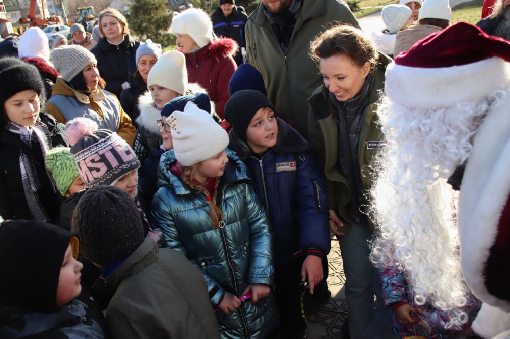 Заместитель Председателя Государственной Думы Анна Кузнецова в преддверии Нового года посетила ЛНР с гуманитарной миссией
