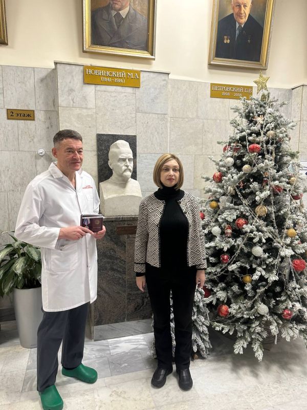 Наталия Пащенко: Нам выпала огромная честь вручить награды московским врачам за помощь онкобольным Луганска