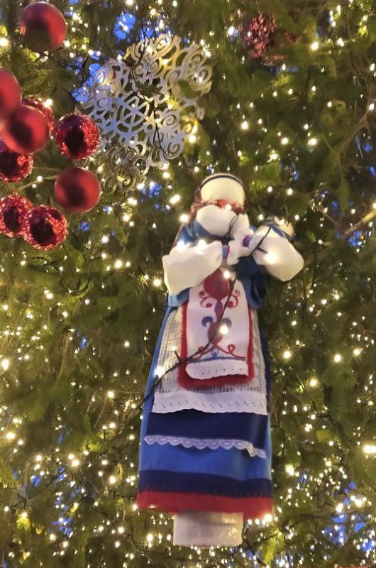 Оберег из ЛНР украсил главную елку на выставке «Россия» в Москве