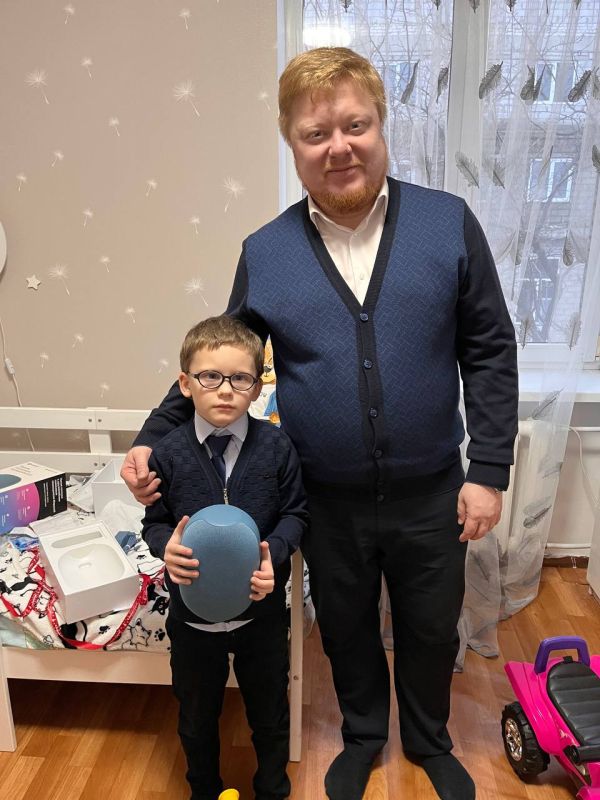 В рамках Всероссийской акции «Ёлка желаний» Министр образования и науки ЛНР Иван Кусов исполнил мечту семилетнего Андрея из Луганска