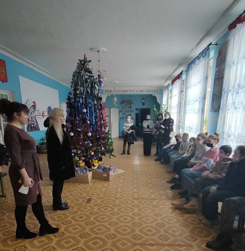 Уполномоченный по правам ребенка в Луганской Народной Республике Инна Швенк поздравила воспитанников ГОУ ЛНР "Стахановская основная школа-интернат №2» с наступающим Новым 2024 годом!