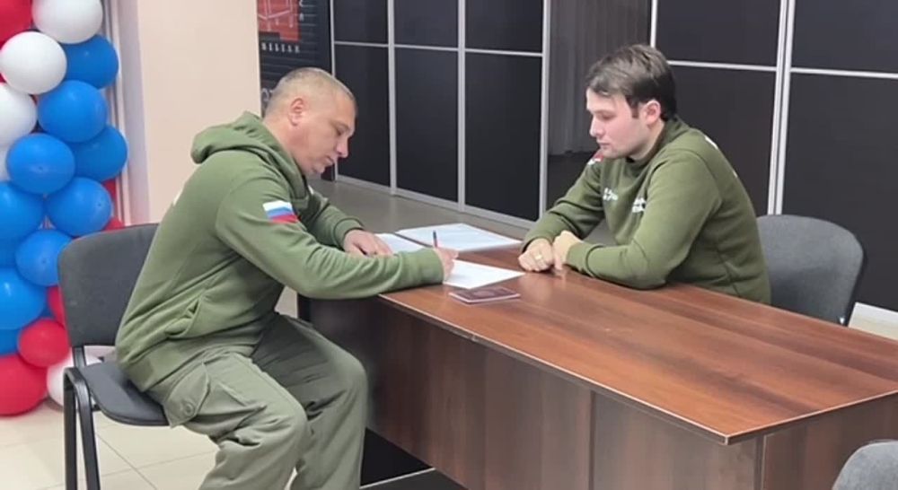 Участник СВО, военный эксперт, подполковник запаса Андрей Марочко поддержал в Луганске своей подписью выдвижение Владимира Путина на должность Президента РФ