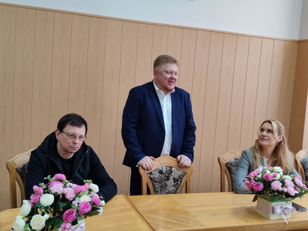 В День российского студенчества сенатор от ЛНР Дарья Лантратова, Министр образования и науки Республики Иван Кусов и ректор...