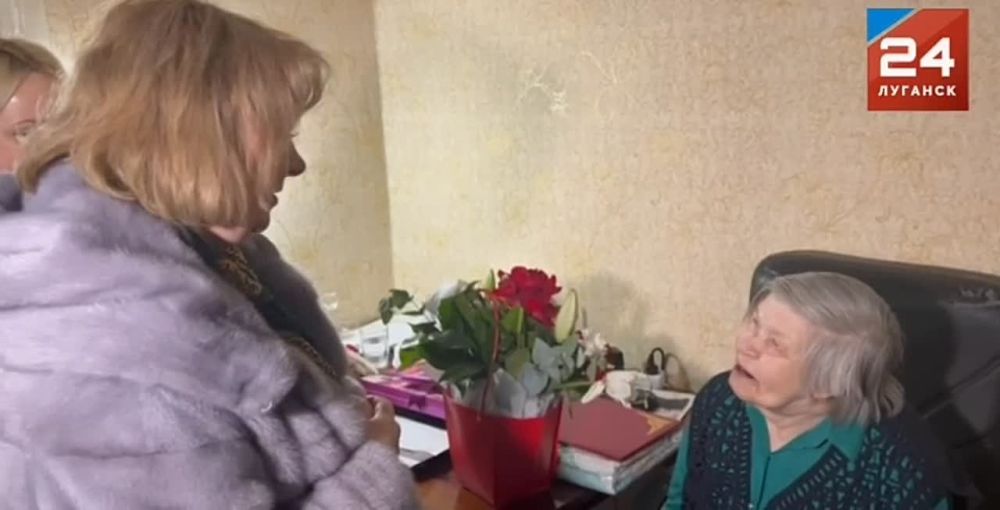 Министр труда и социальной политики ЛНР Елена Макаренко навестила и поздравила Светлану Алексеевну Сычеву, которая в годы Великой Отечественной войны пережила блокаду Ленинграда