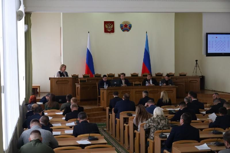 Депутатский корпус Народного Совета заслушал доклад Елены Макаренко и Руслана Сиджахова на тему социальной поддержки граждан Луганской Народной Республики