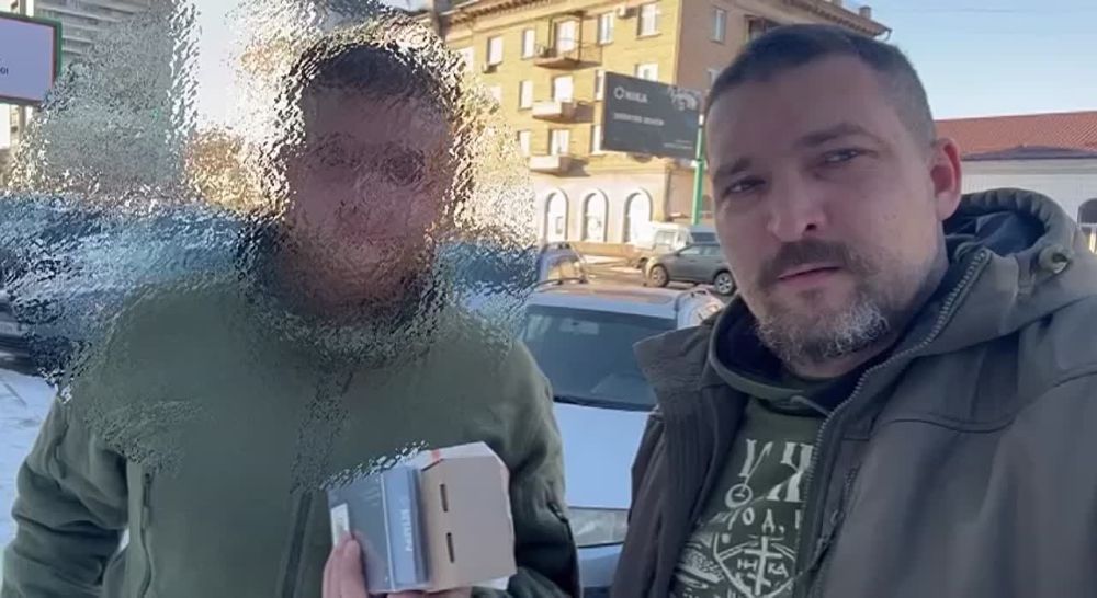 Алексей Живов: Передали в Луганске компактный глушитель дронов «Огонек» спецназу Ахмат-Север, где сражается наш друг Аид. Помощь оказана «Самарским клубом»