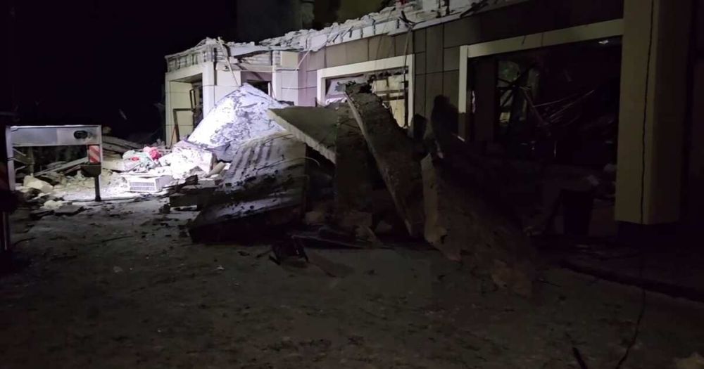 Разбор завалов разрушенной ВСУ пекарни в Лисичанске будет продолжаться всю ночь