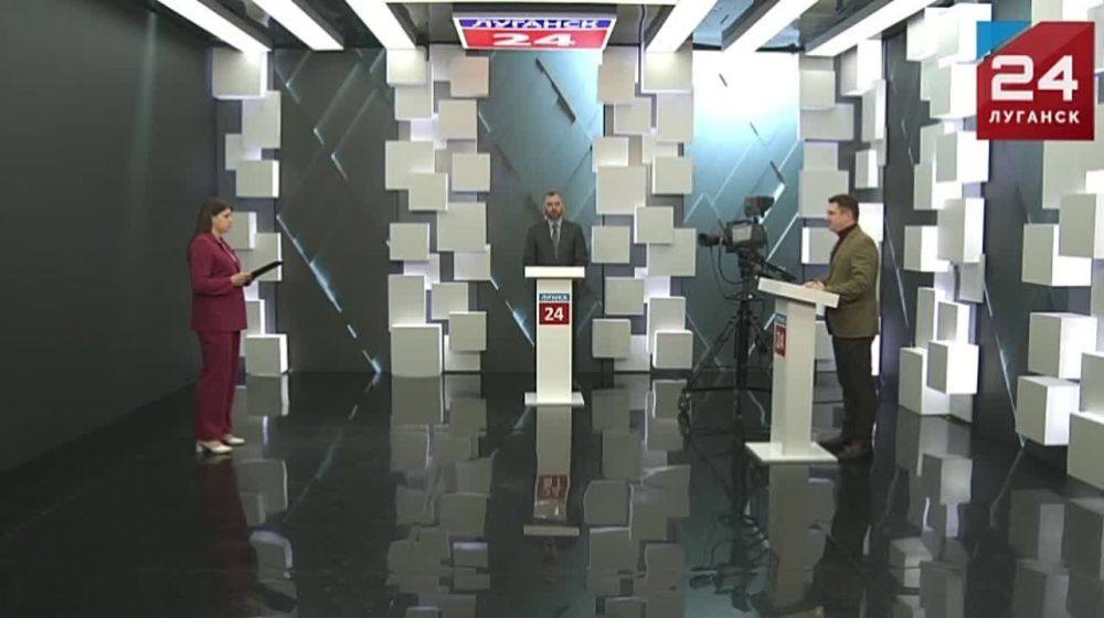 ©©©©© Заместитель Председателя Народного Совета ЛНР Максим Уваров в эфире программы «Есть Vопрос» на телеканале «Луганск 24»...