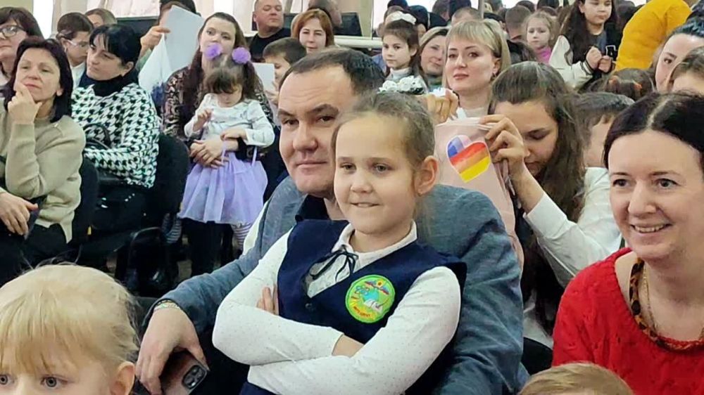 Члены ОП ЛНР вручили подарки победителям региональных выставок-конкурсов "Мой ласковый и нежный зверь" и "Помощники Деда Мороза"