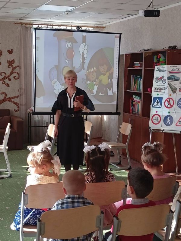 Уполномоченный по правам ребенка в Луганской Народной Республике Инна Швенк в рамках Всероссийской акции «Безопасность детства» провела занятие с воспитанниками ОРН ГКУ ЛНР «Семейный Центр» г. Луганска на тему: «Правила дорожного движения»