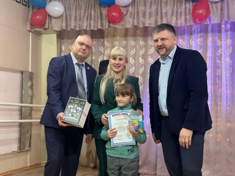 Инна Швенк: Уполномоченный по правам ребенка в Луганской Народной Республике и члены Общественной палаты Луганской Народной Республики вручили подарки победителям региональных выставок-конкурсов "Мой ласковый и нежный зверь" и "Помощники Деда Мороза"