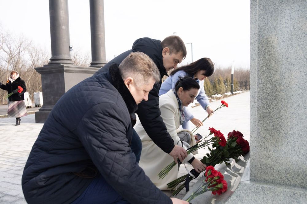 Представители Народного Совета в День освобождения Луганска от немецко-фашистских захватчиков возложили цветы к памятным местам (фоторепортаж)