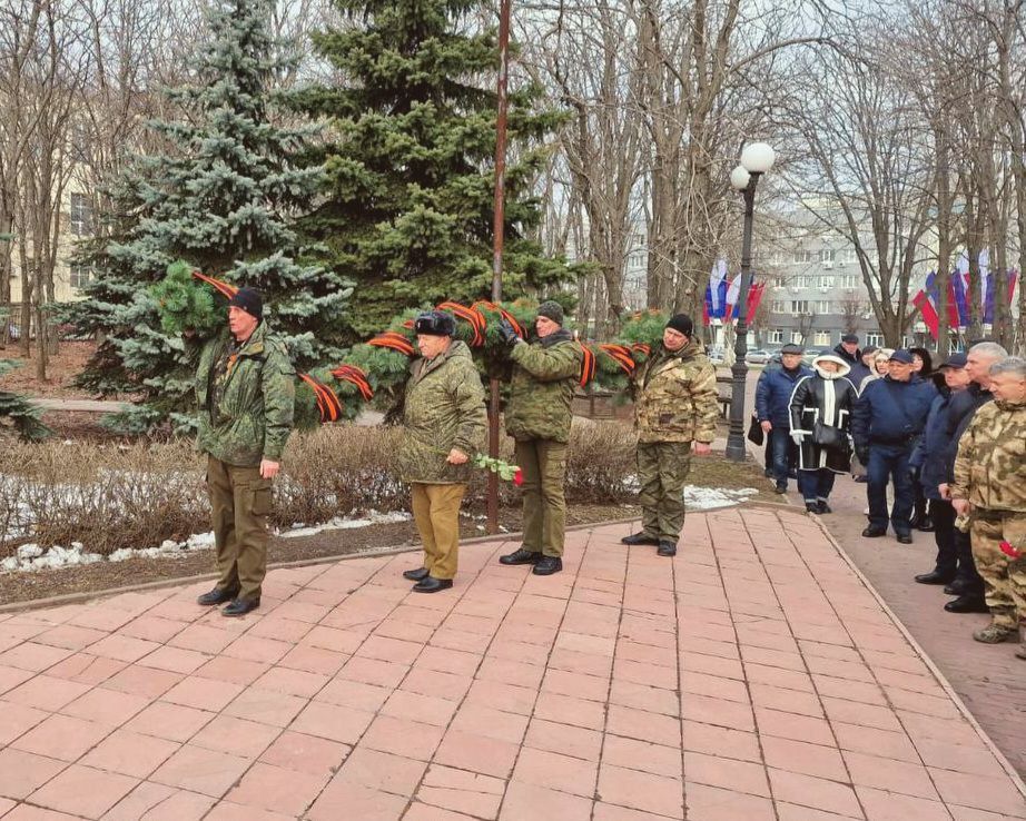 Церемония возложения цветов к памятнику воинам-интернационалистам прошла в Луганске в годовщину вывода войск из Афганистана