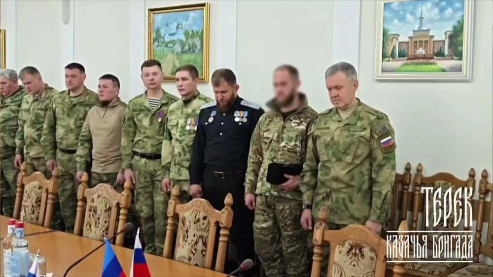 Леонид Пасечник: В преддверии празднования Дня защитника Отечества Руководитель Администрации Главы ЛНР Алексей Самойлов по моему поручению вручил награды Луганской Народной Республики военнослужащим казачьей бригады «Терек»