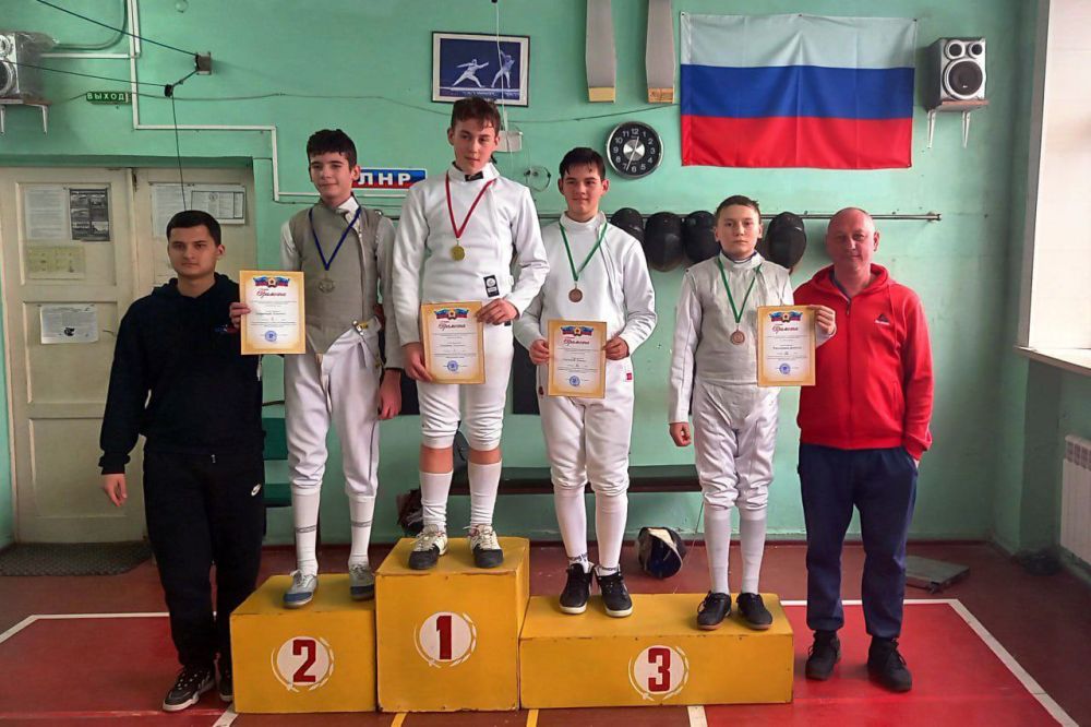 Виктор Водолацкий: Кадеты Алчевского казачьего кадетского корпуса имени генерала Матвея Ивановича Платова приняли участие в соревнованиях по фехтованию на рапирах среди мальчиков