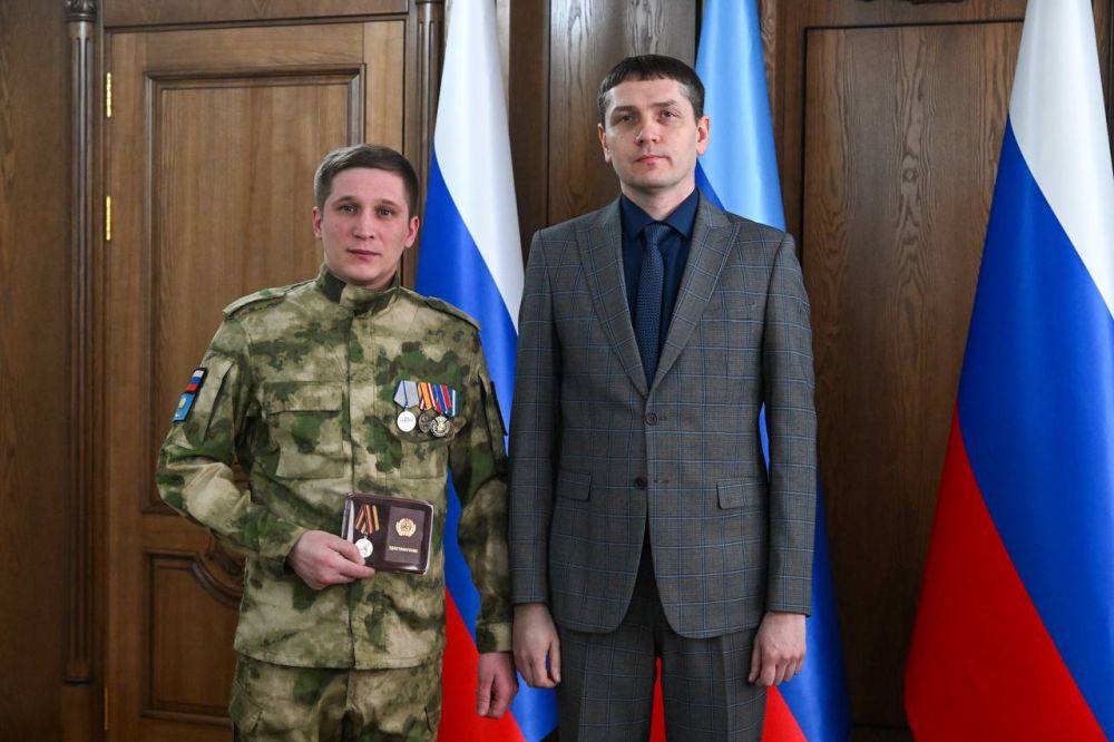 Леонид Пасечник: В преддверии празднования Дня защитника Отечества Руководитель Администрации Главы ЛНР Алексей Самойлов по моему поручению вручил награды Луганской Народной Республики военнослужащим казачьей бригады «Терек»