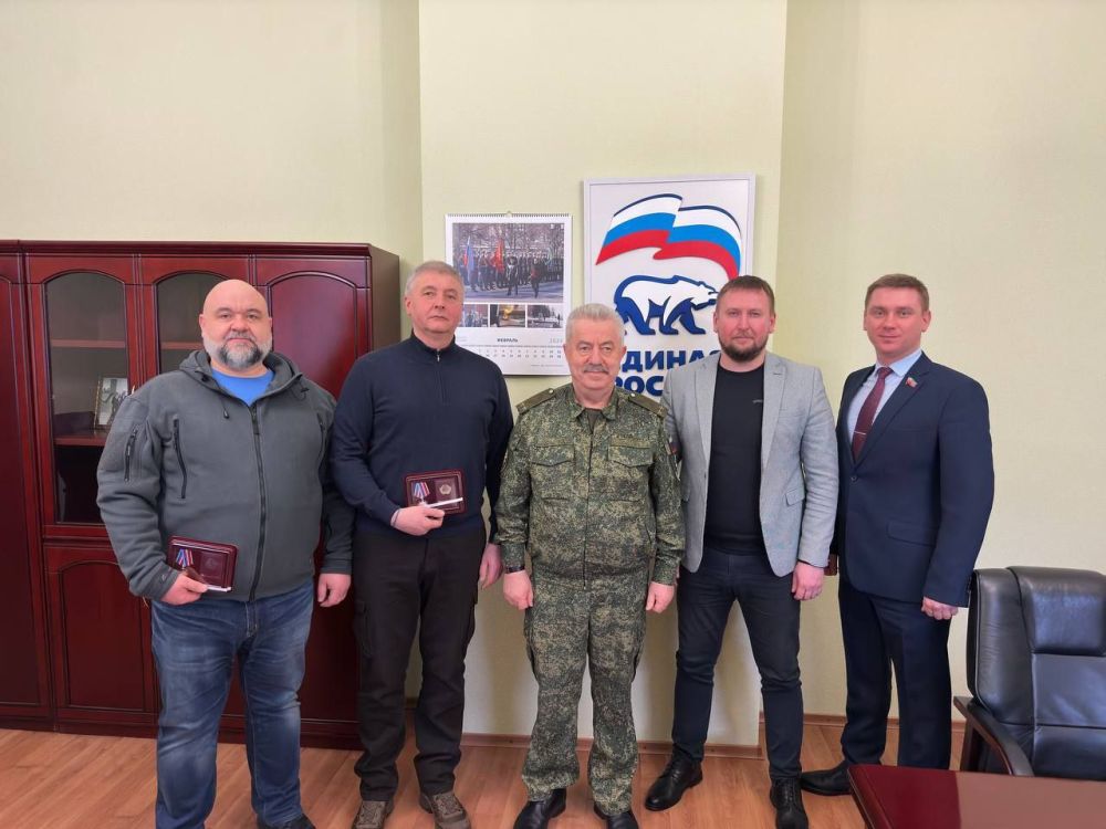 Виктор Водолацкий: Сегодня, в преддверии Дня защитника Отечества, вместе с Председателем Народного Совета ЛНР, Секретарем...