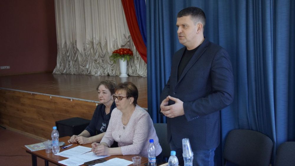 Олег Коваль: 27 февраля провел встречу с представителями трудовых коллективов образовательных учреждений города Луганска