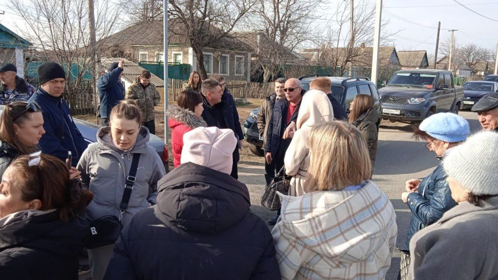 Виктор Водолацкий: Во время приема граждан в Станично-Луганском районе ЛНР, ко мне обратились жители района по вопросу срочного капитального ремонта моста и автодороги, на которой отсутствует дорожное полотно