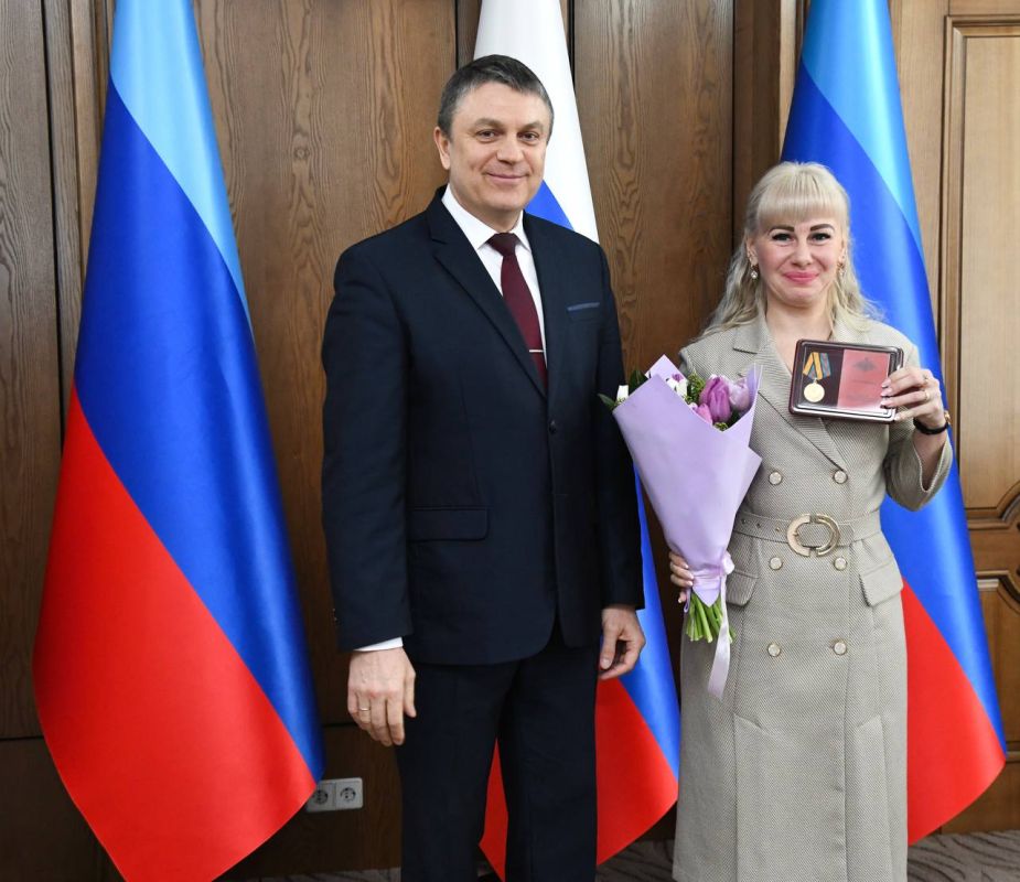 Инна Швенк: В преддверии Международного женского дня Глава Республики Леонид Пасечник вручил медаль Министерства обороны Российской Федерации Уполномоченному по правам ребенка в Луганской Народной Республике Инне Швенк