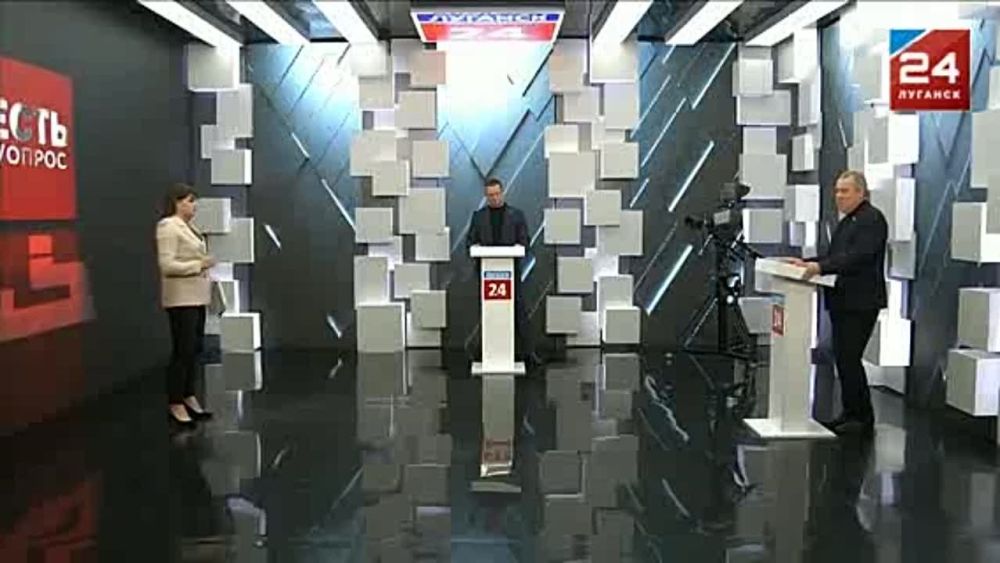 ©©©©© Депутат Народного Совета ЛНР Юрий Юров в эфире нового выпуска проекта «Есть Vопрос» на телеканале «Луганск 24» рассказал о причинах усиливающейся антироссийской риторики Эммануэля Макрона