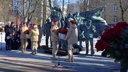 Памятник героям антифашистской организации «Молодая гвардия» открыли на улице Молодогвардейская в Москве