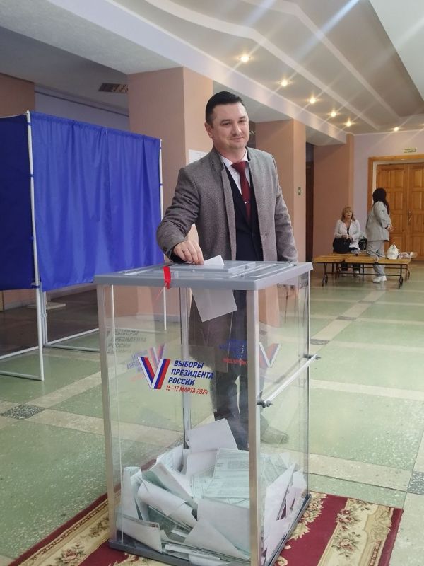 Заместитель Председателя Народного Совета ЛНР, координатор Луганского регионального отделения ЛДПР Максим Уваров отдал свой голос на выборах Президента Российской Федерации