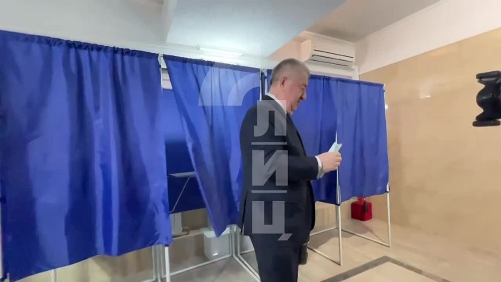 Депутат Госдумы РФ Виктор Водолацкий проголосовал на одном из избирательных участков Луганска