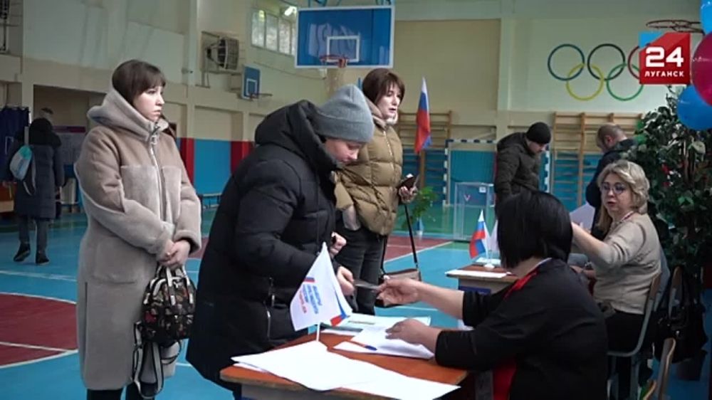 Сразу после начала избирательного процесса вместе с жителями Луганска свой голос за будущее страны отдала и временно исполняющий полномочия главы муниципального образования городской округ город Луганск Яна Пащенко