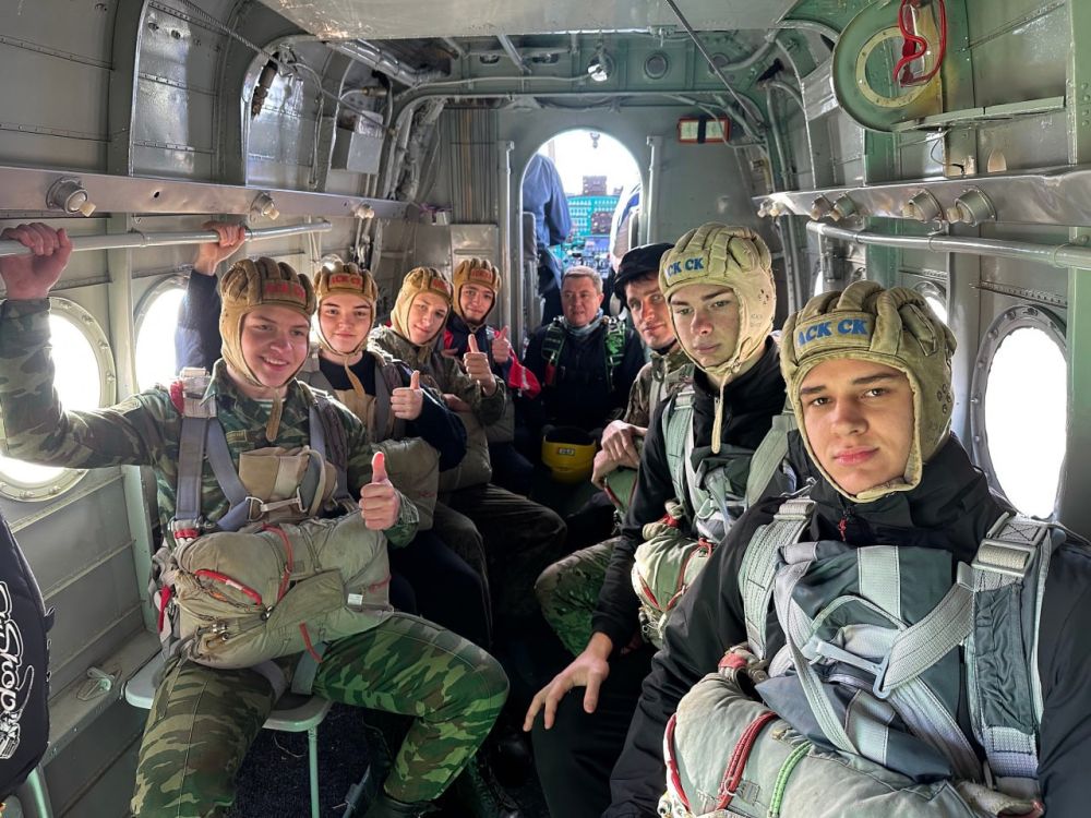 Кадеты из Луганска осваивают парашютный спорт