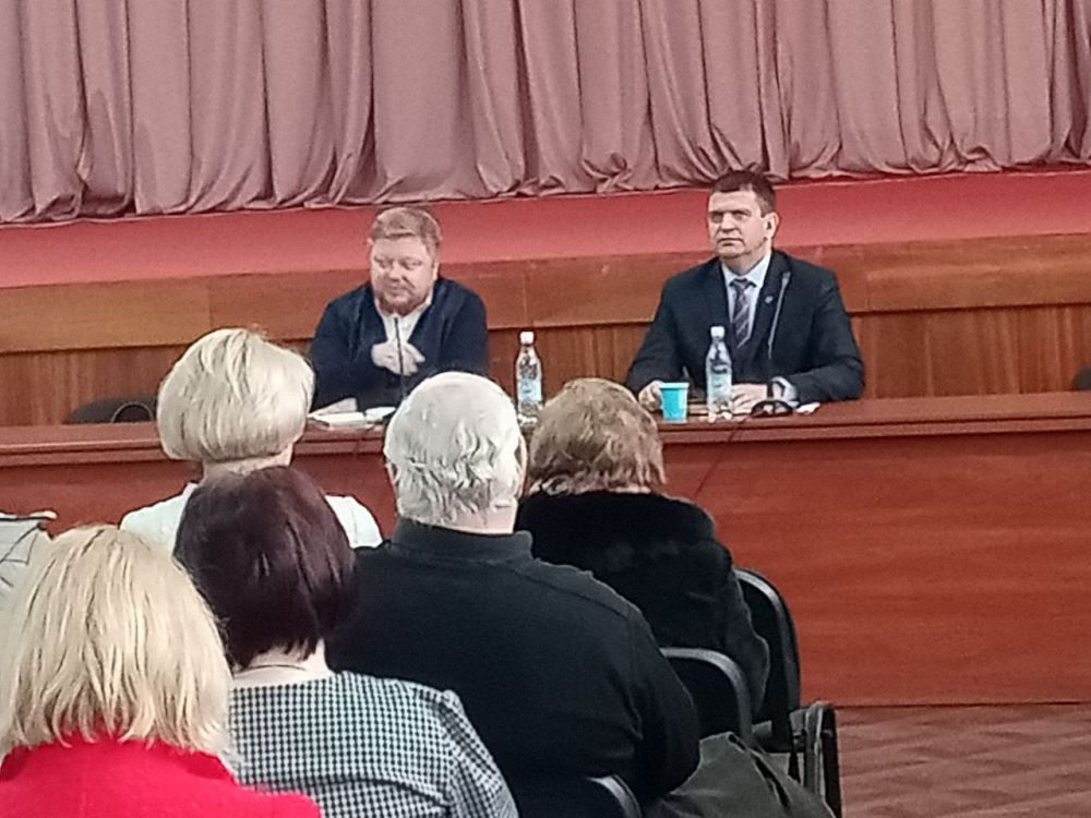 Олег Коваль: 19 марта совместно с Министром образования и науки Луганской Народной Республики Иваном Кусовым провели рабочую встречу с педагогами