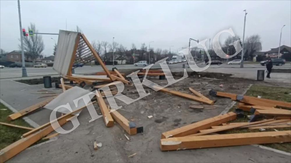 В Луганске автомобиль разрушил детскую площадку