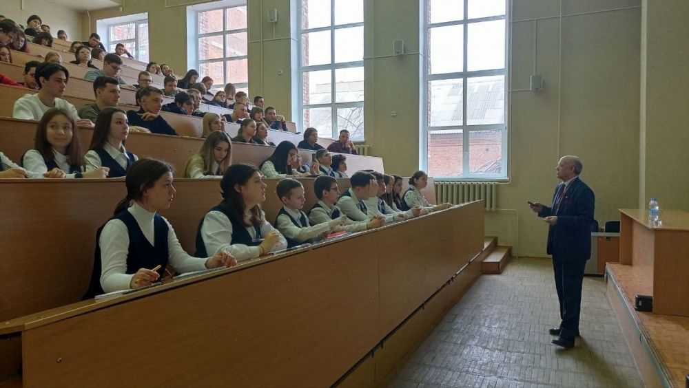Профессор дипломатической академии МИД России поделился знаниями со школьниками Луганска