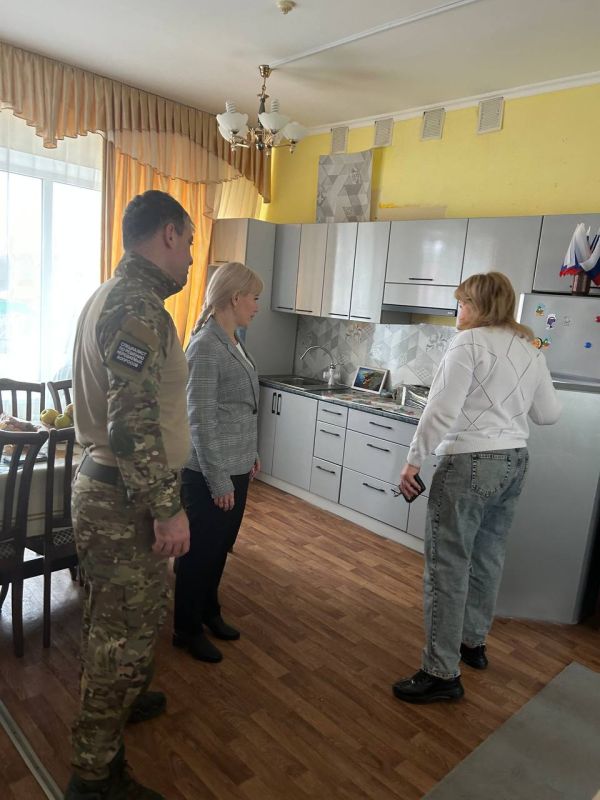 Уполномоченный по правам ребенка в Луганской Народной Республике Инна Швенк и член правления Всероссийского общественного движения «Отцы России» - Арутюн Арутюнян посетили #ЛуганскийДетскийДом