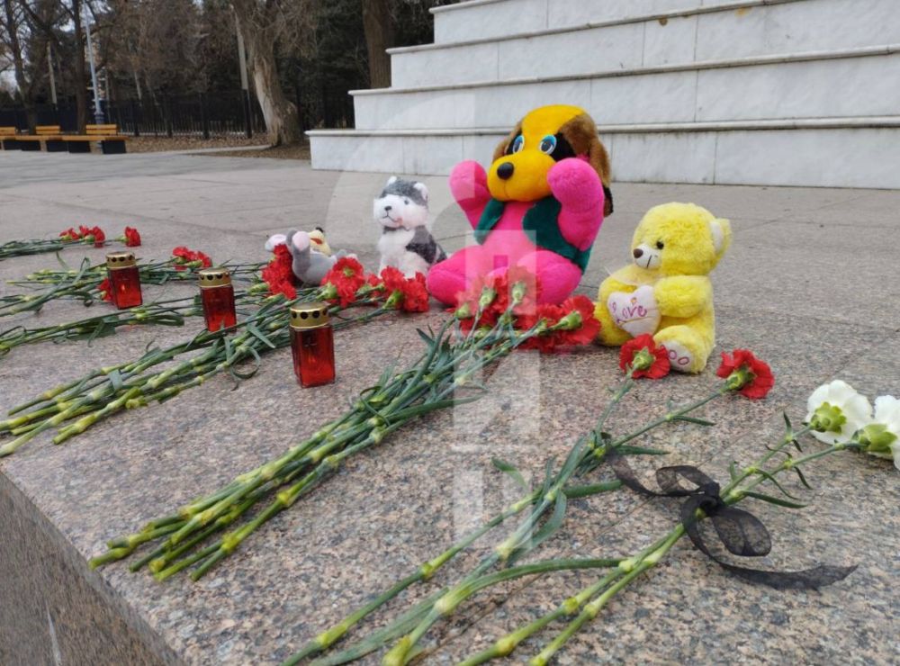 Дарья Лантратова: В Луганске сотни горожан несут цветы и игрушки к стихийному мемориалу у храма в честь иконы «Умиление»