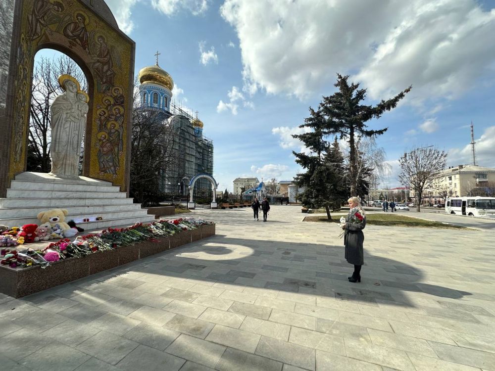 Уполномоченный по правам ребенка в Луганской Народной Республике Инна Швенк возложила цветы и игрушки к Луганскому Храму в честь иконы Б.М. «Умиление» в память о погибших в теракте «Крокус Сити Холла»