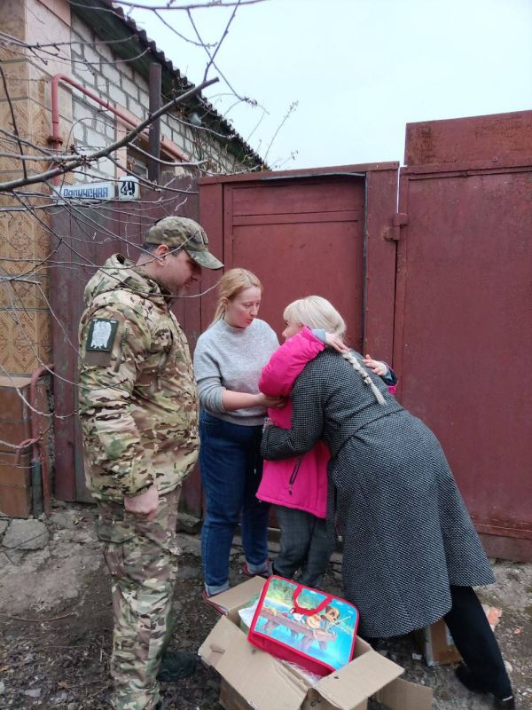Уполномоченный по правам ребенка в Луганской Народной Республике Инна Швенк, руководитель Луганского штаба акции "Детям в...