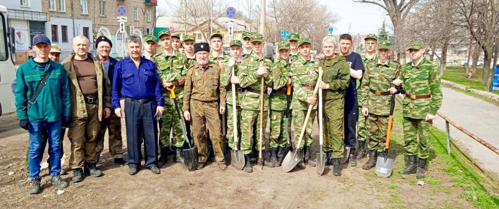 Луганские кадеты приняли участие в высадке деревьев совместно с представителями казачества