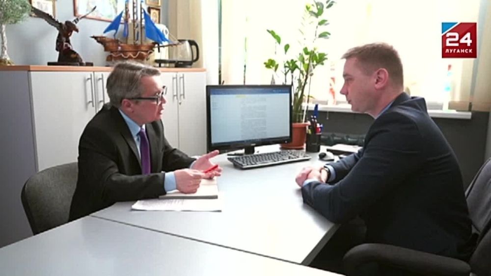 Журналист телеканала «Луганск 24» Андрей Кузнецов отправился в комитет Народного Совета ЛНР по бюджету, налогам и собственности, где пообщался с его председателей Алексеем Белецким - одним из авторов законопроекта