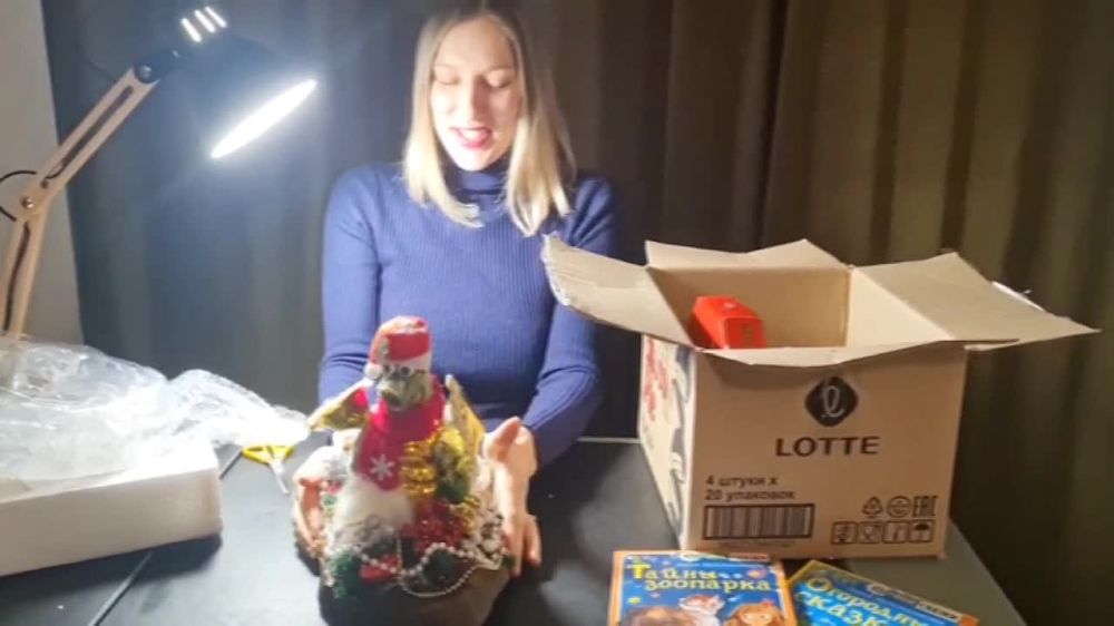 Писателю Дарье Мультановской луганские школьники прислали сделанный своими руками подарок