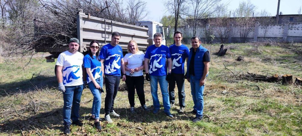 Депутаты фракции "Единая Россия" Совета городского округа города Луганска приняли участие в субботнике
