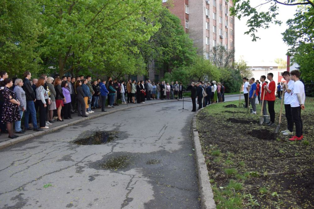 Андрей Губарев: В ПАМЯТЬ О ПОГИБШИХ В ХОДЕ СВО СОТРУДНИКАХ И СТУДЕНТАХ В ЛГПУ ВЫСАДИЛИ АЛЛЕЮ