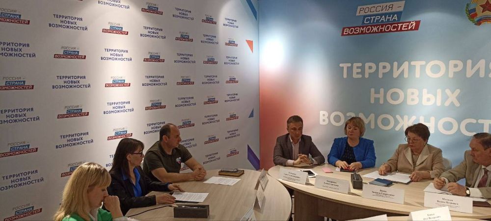 Игорь Рябушкин: Сегодня, в рамках реализации партийного проекта ВПП Единая Россия «Российское село», принял участие в работе круглого стола на тему «Развитие агроклассов в Луганской Народной Республике»