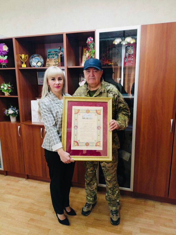 Дмитрий Лиханов вручил уполномоченному по правам ребёнка ЛНР Инне Швенк официальную Признательность от Российского детского фонда